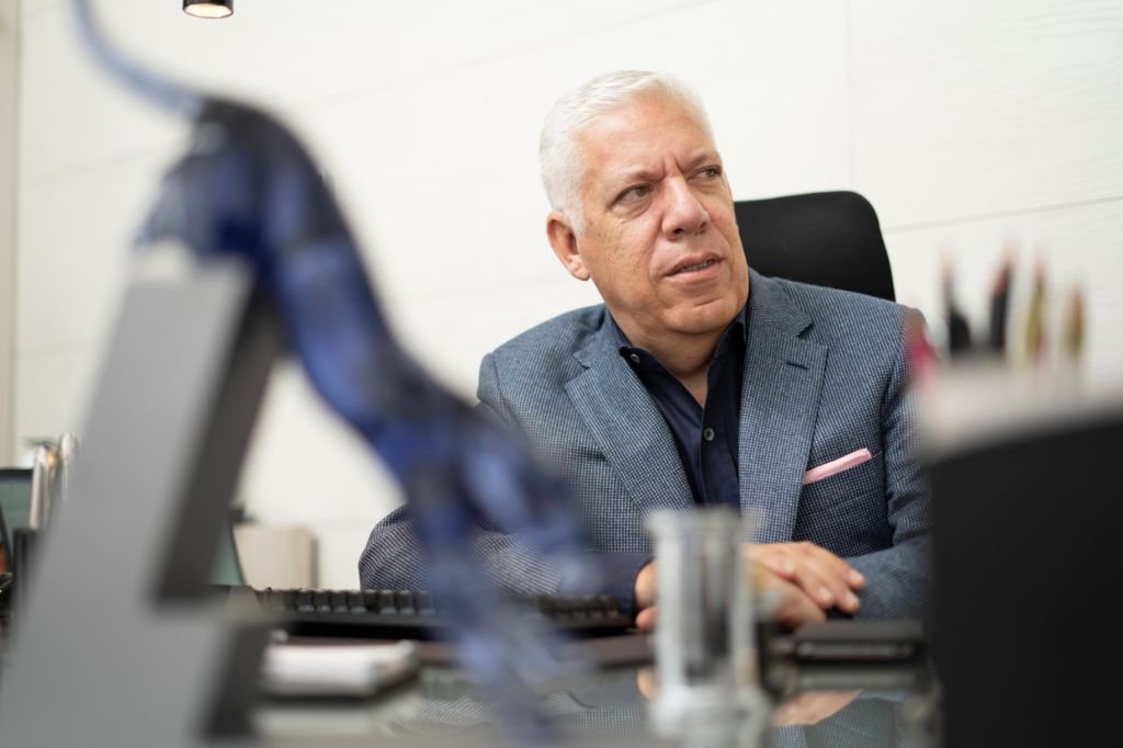 Marco Del Toro Carazo en reunión